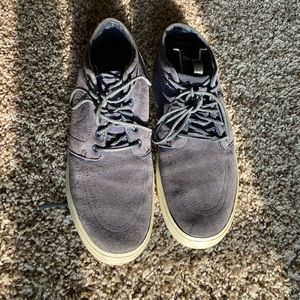 Men’s casual lace up shoe